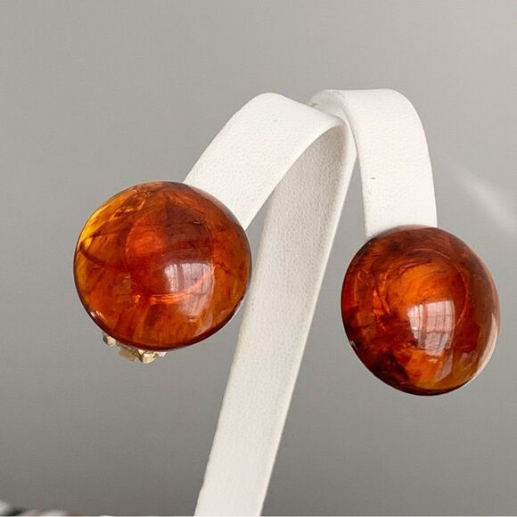 Vintage swirled root beer apple juice Bakelite amber dome clip on button earring - Picture 13 of 16